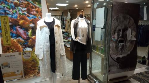 本店のウインドです。横に真実の口＝アルコール消毒ができます。を設置しています。<br>